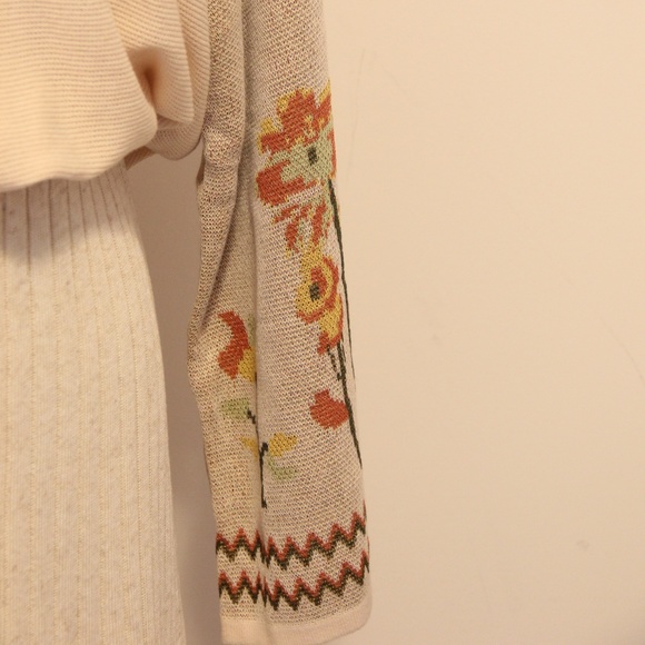 Asian Sizing- Floral Flounce Sleeve Sweater - Picture 6 of 8